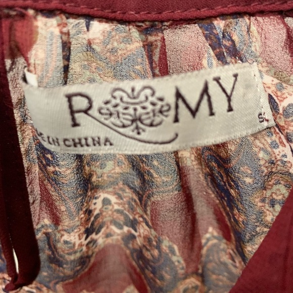 Sleeveless neck buttoned flowy top - Picture 4 of 4